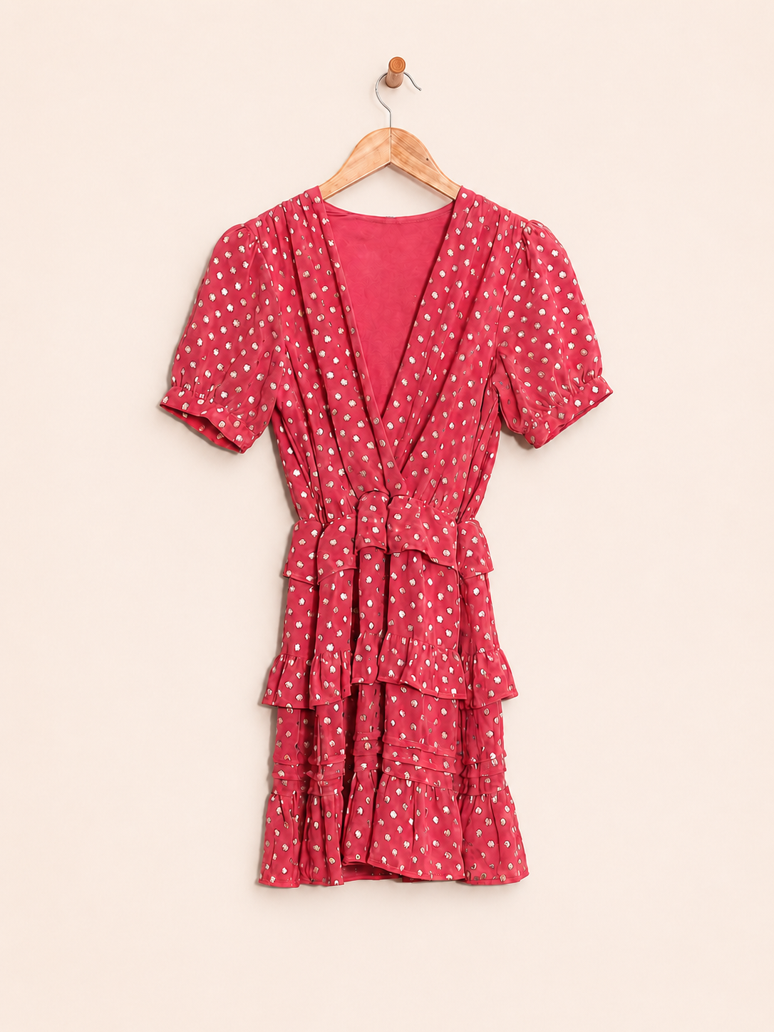 Vestido rosa de poás fotografado no cabide pela lojista